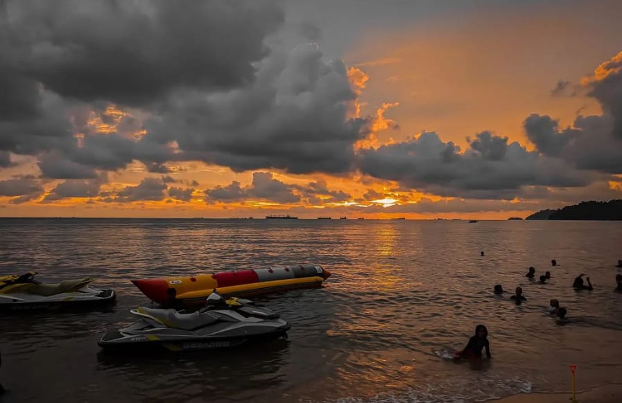 tarikan pantai teluk batik