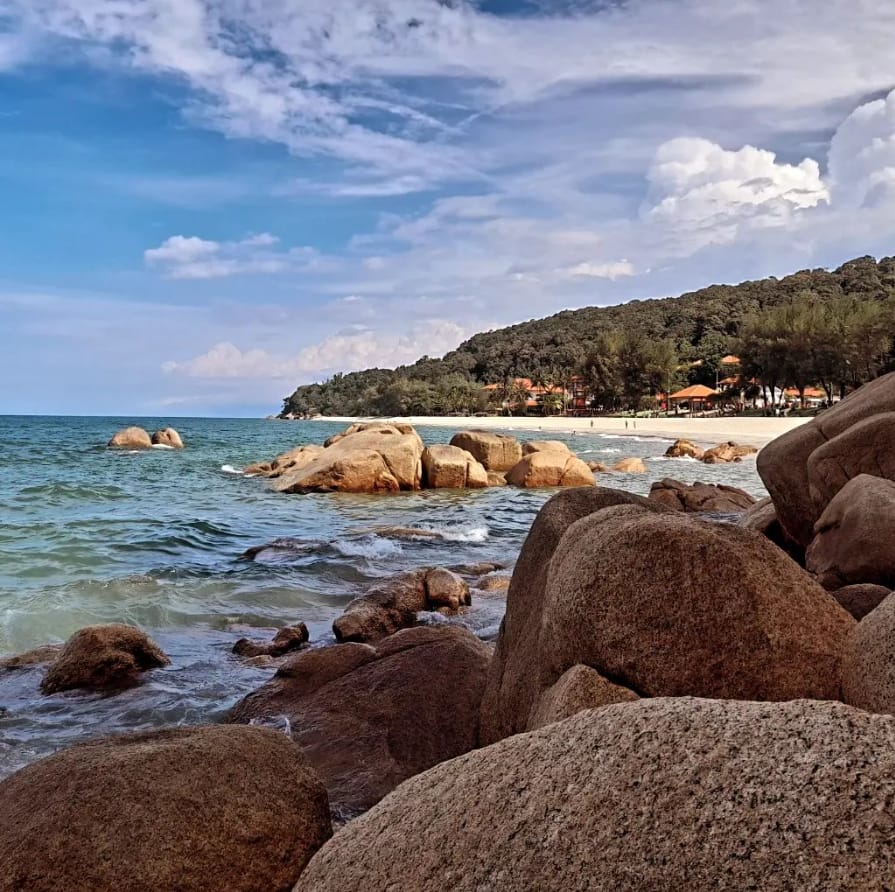 tarikan pantai teluk cempedak