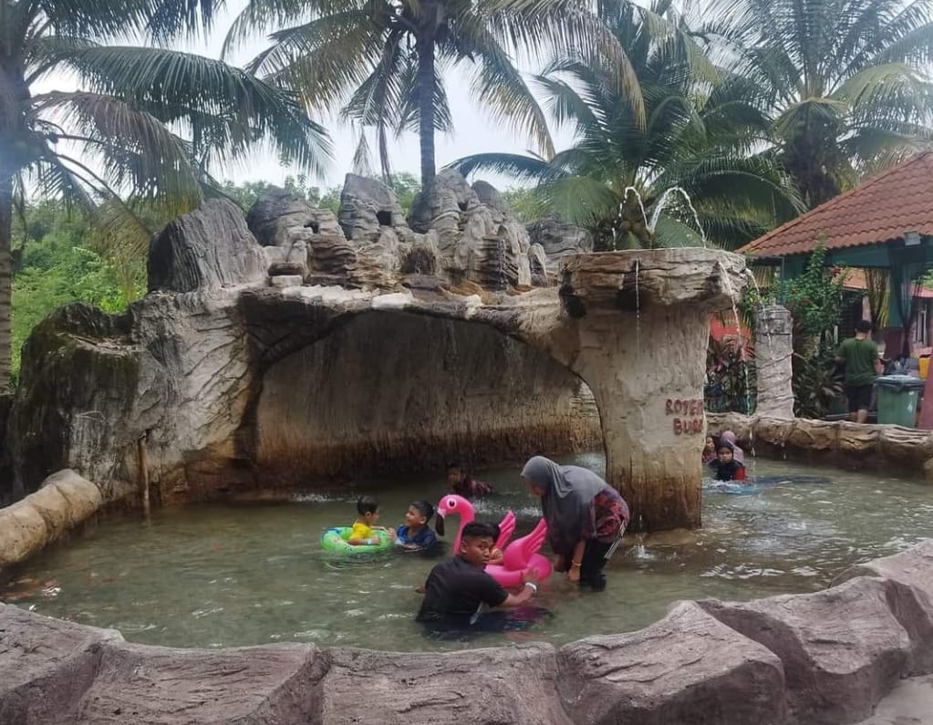 waktu operasi kolam air panas jasin