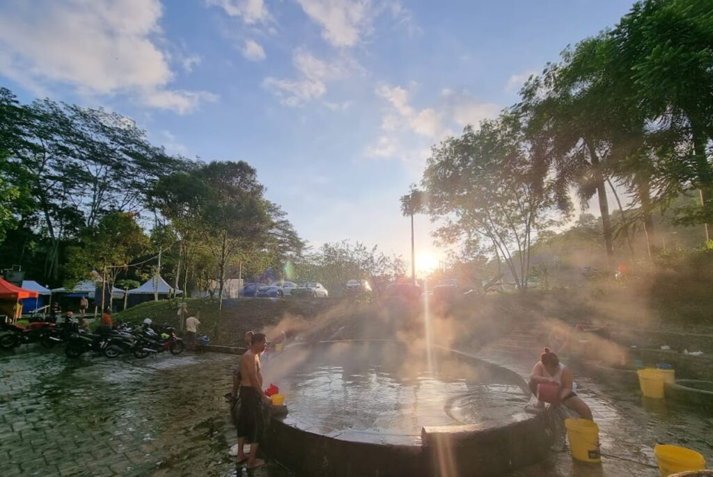 waktu operasi kolam air panas selayang