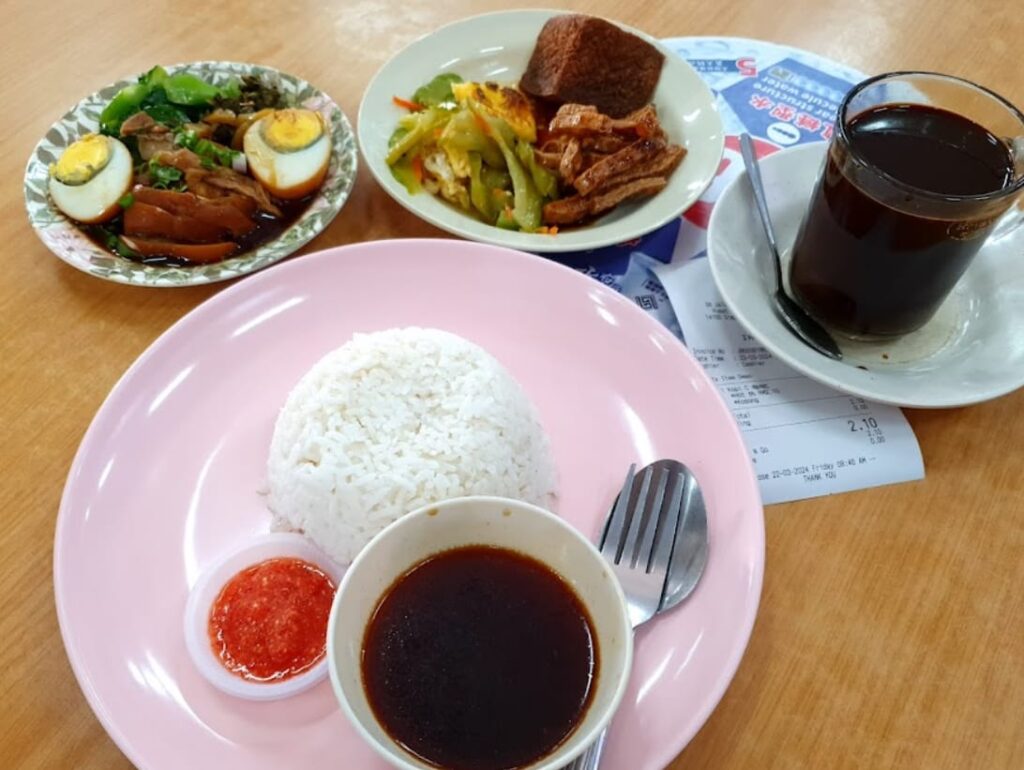 juru tiga kopitiam